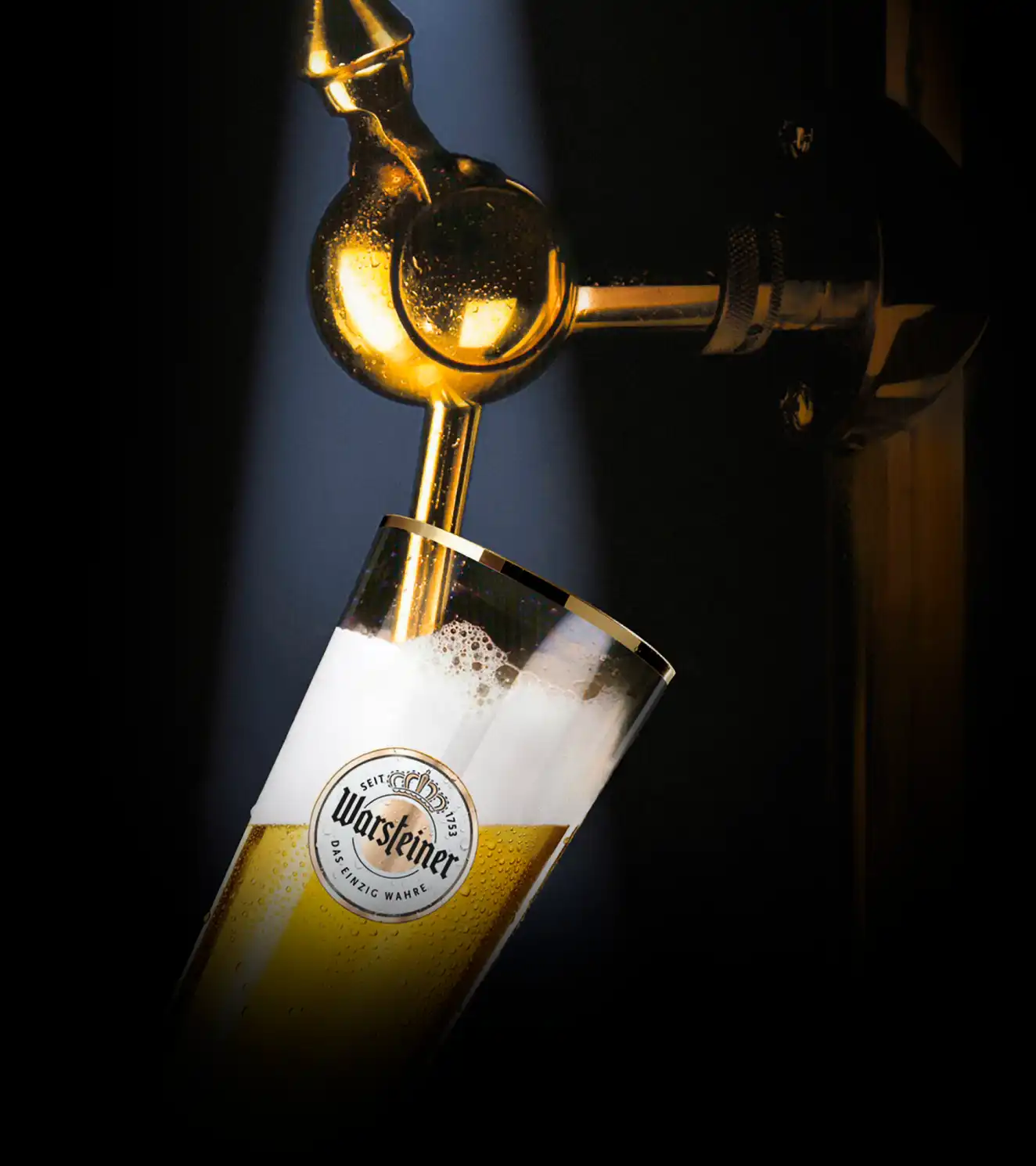 ビールを注いでいるところ