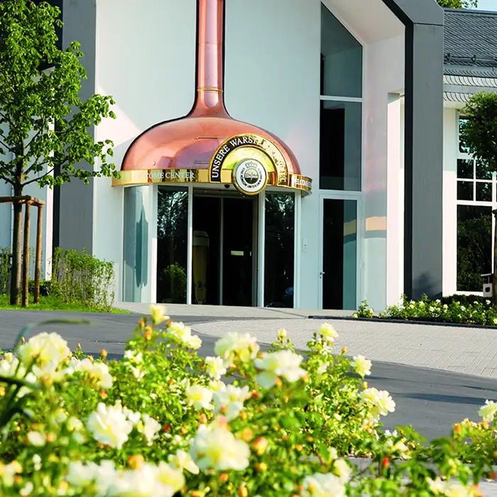 工場の入口と花畑